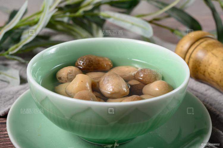 盘中珍味 那一碟草菇的烟火与清欢